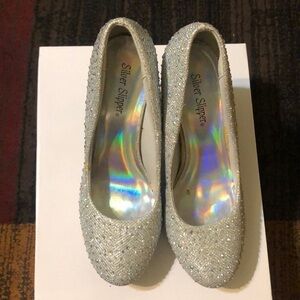 SILVER rhinestone heels. Size 6.5🛍
